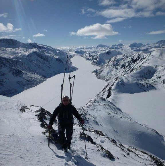 Besseggen på ski vinter Saga Fjelltun Sjodalen Hyttetun Jotunheimen topptur rando randonee